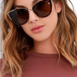 Chic Tortoiseshell Cat-Eye Sunglasses